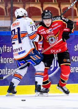 Växjös Cory Murphy stoppar Luleås Petter Emanuelsson