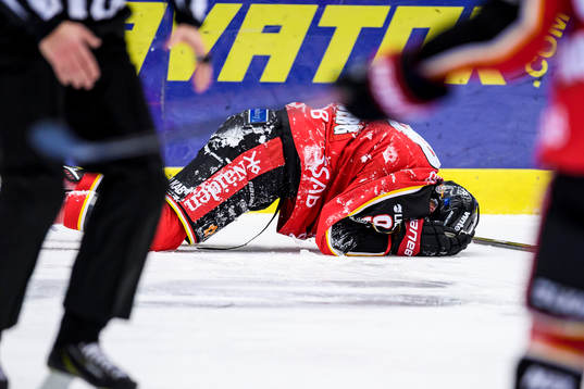 Luleås Johan Forsberg ligger på isen