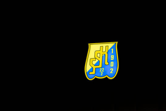 Södertäljes klubbmärke lyser i mörkret