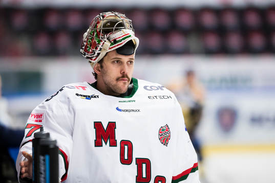 Modos målvakt Jonatan Bjurö ser fundersam ut