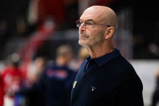Södertäljes tränare Mats Waltin följer uppvärmningen