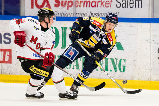 Modos Mikko Luoma i kamp om pucken med Södertäljes