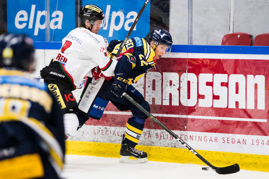 Modos Jesper Lindgren trycker till Södertäljes Fredric