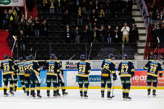 Södertäljes spelare tackar publiken