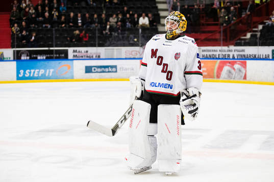 Modos målvakt Erik Hanses ser deppig ut när han blir