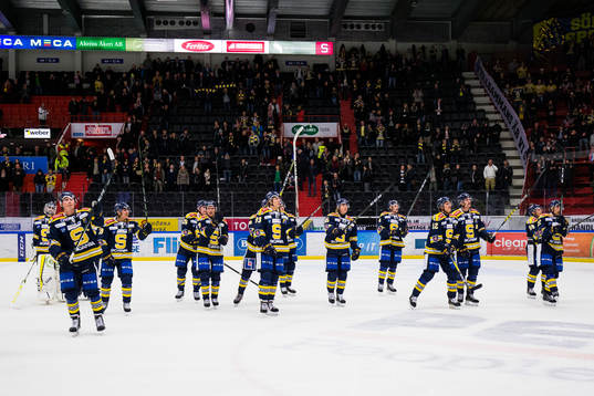 Södertäljes spelare tackar publiken