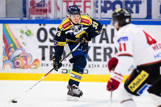 Södertäljes Måns Lindbäck med ett skott