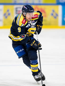 Södertäljes Victor Andersson med pucken