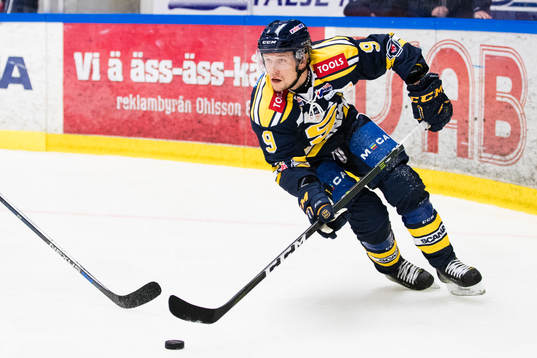 Södertäljes Victor Andersson med pucken