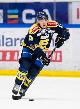 Södertäljes Lucas Carlsson med pucken