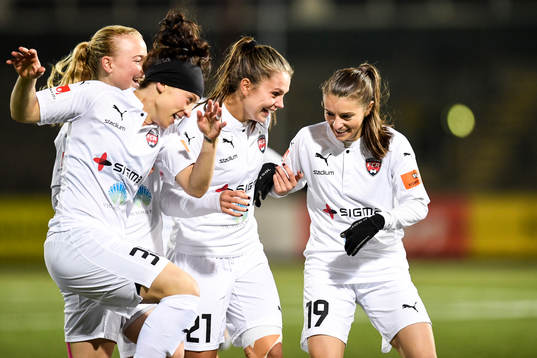 Rosengårds Ella Masar (tv) jublar med Lieke Martens och