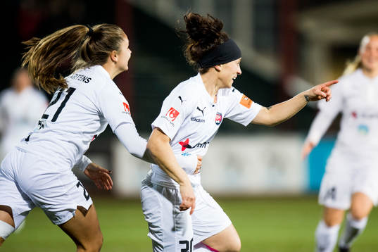 Rosengårds Ella Masar jublar med Lieke Martens