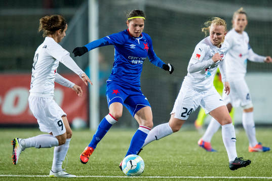 Rosengårds Natasa Andonova och Ebba Wieder bevakar Slavia