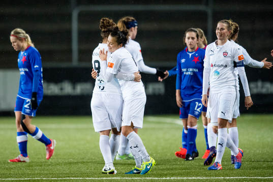 Rosengårds Alexandra Lowe Riley kramar om Natasa Andonova
