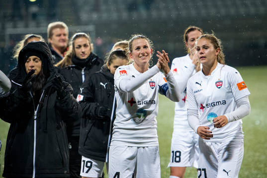 Rosengårds Emma Berglund med lagkamrater tackar publiken