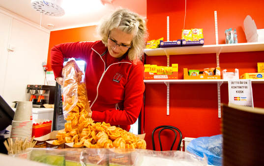 En funktionär tömmer upp chips