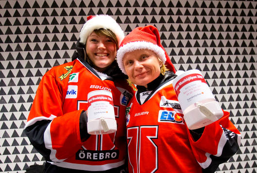 Två Örebroare med matchtröjor,  tomteluvor och
