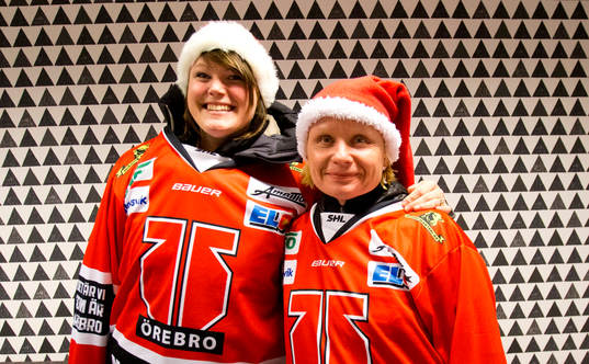 Två Örebroare med matchtröjor och tomteluvor