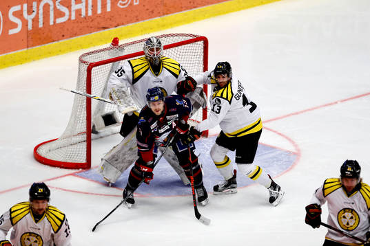 Linköpings Andrew Gordon framför Brynäs målvakt David