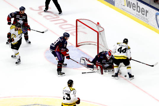 Brynäs Jacob Blomqvist har en målchans