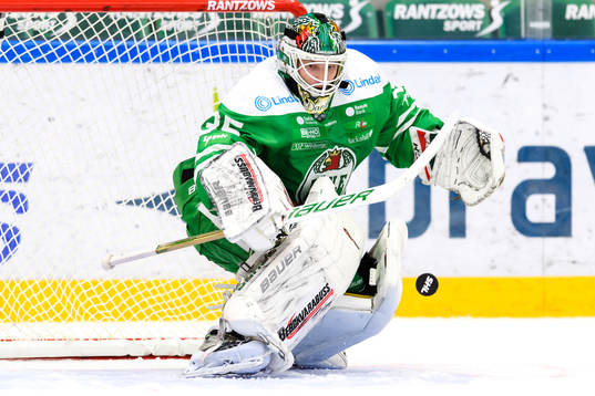 Rögles målvakt Oscar Dansk räddar ett skott