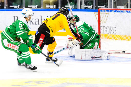 Luleås Bill Sweatt gör 0-1 bakom Rögles målvakt Oscar