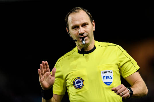 Domare Jonas Erikssonunder fotbollsmatchen i kvalet till