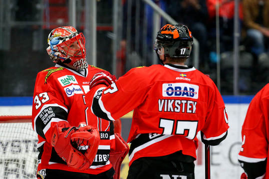 Örebros målvakt Julius Hudacek och Daniel Viksten jublar