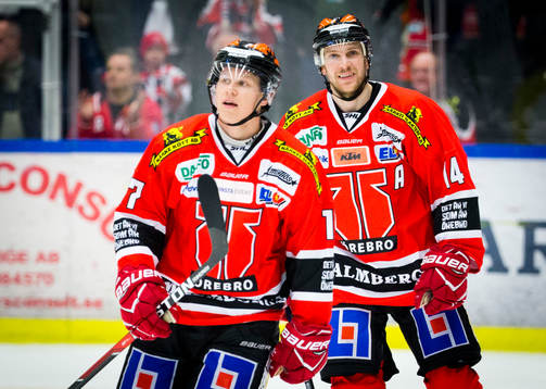 Örebros Daniel Viksten gör 3-0 och jublar med Tom Wandell