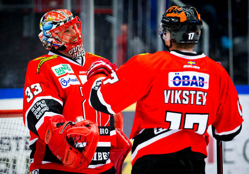 Örebros målvakt Julius Hudacek jublar med Daniel Viksten