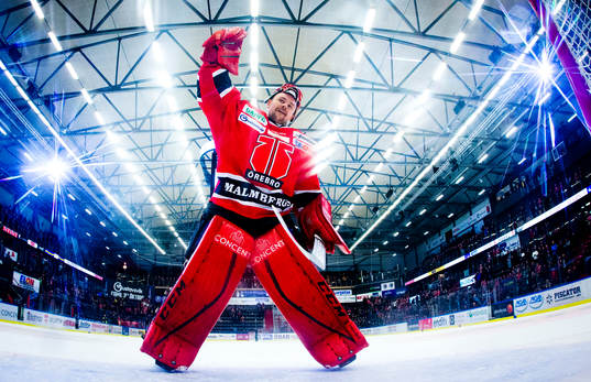 Örebros målvakt Julius Hudacek jublar