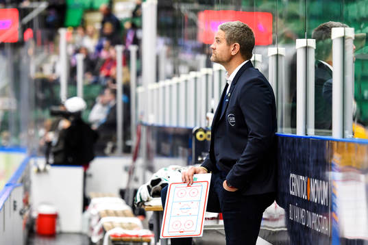 Rögles assisterande tränare Mikael Chrintz-Gath deppar