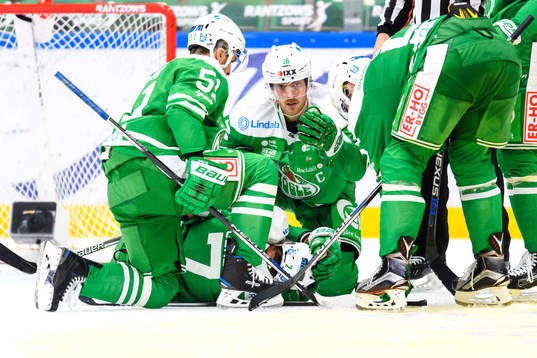 Rögles Patrik Cehlin ligger skadad på isen