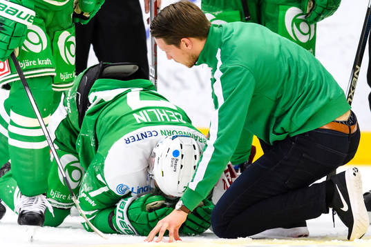 Rögles Patrik Cehlin ligger skadad på isen