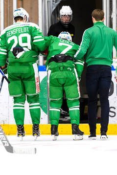 Rögles Patrik Cehlin får själ att lämna isen
