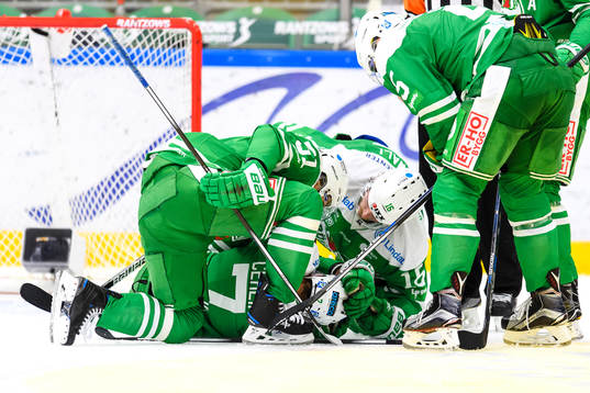 Rögles Patrik Cehlin ligger skadad på isen