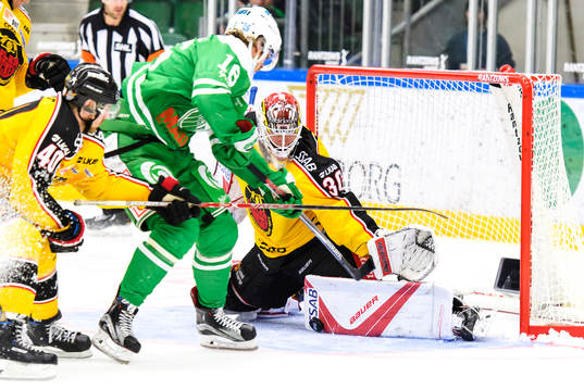 Luleås målvakt Filip Gustavsson räddar ett avslut av