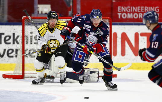 Brynäs Kevin Clark och Linköpings Andrew Gordon