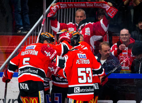 Örebros Kalle Olsson gör 2-0 och jublar