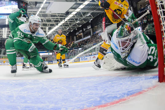 Rögles Kevin Marshall och målvakt Oscar Dansk