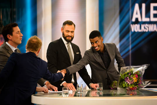 AIK's Alexander Isak tar emot pris för bästa nykomling i