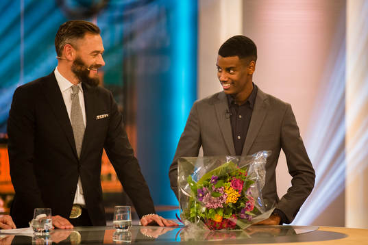 AIK's Alexander Isak tar emot pris för bästa nykomling i
