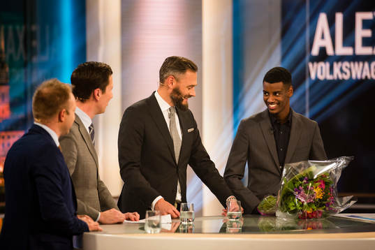 AIK's Alexander Isak tar emot pris för bästa nykomling i