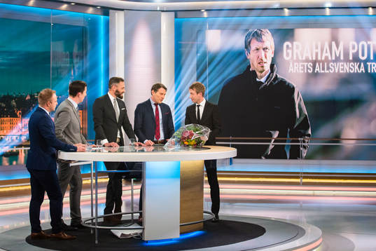 Graham Potter, Östersund (h) samtalar med Cmores Anders