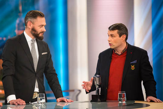 Östersunds ordförande Daniel Kindberg samtalar med Cmores