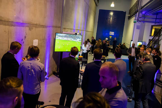 Mingel utanför studion