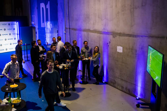 Gäster ser på fotboll utanför studion Cmores TV-gala
