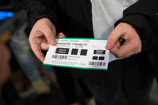 En biljett blir scannad innan ishockeymatchen i SHL mellan