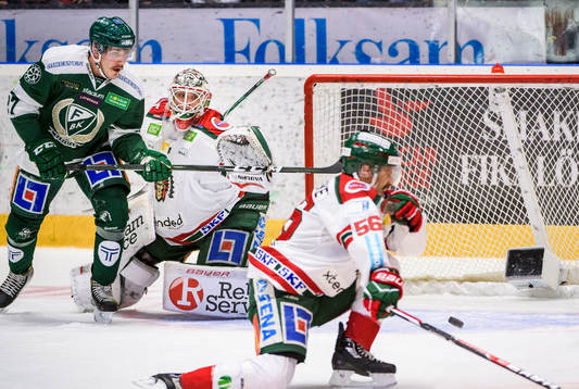 Färjestads John Persson målvakt Johan Gustafsson och