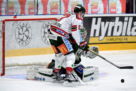 Frölundas Sebastian Stålberg framför Färjestads